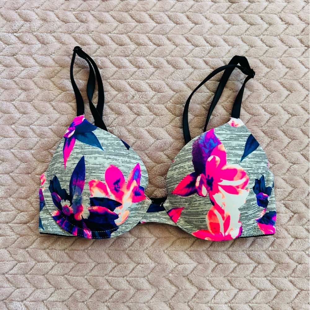 Victoria's Secret Wear Everywhere T-shirt Lightly Lined 32A Bra
